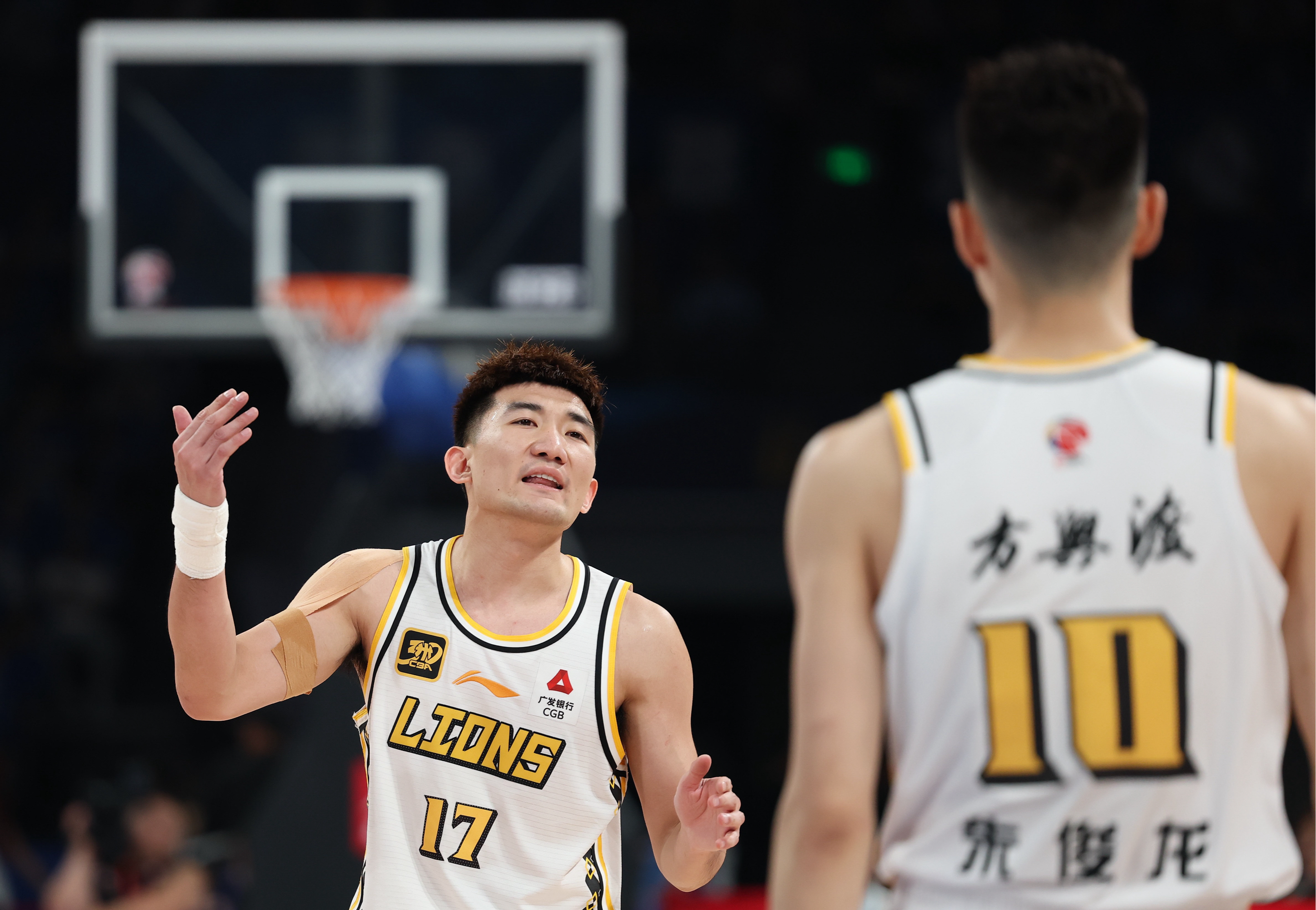ayx 中国官网登录-包含关键时刻CBA常规赛焦点战，夏洛特黄蜂队长鼓劲，气氛紧张，赛程密集仍需轮换的词条